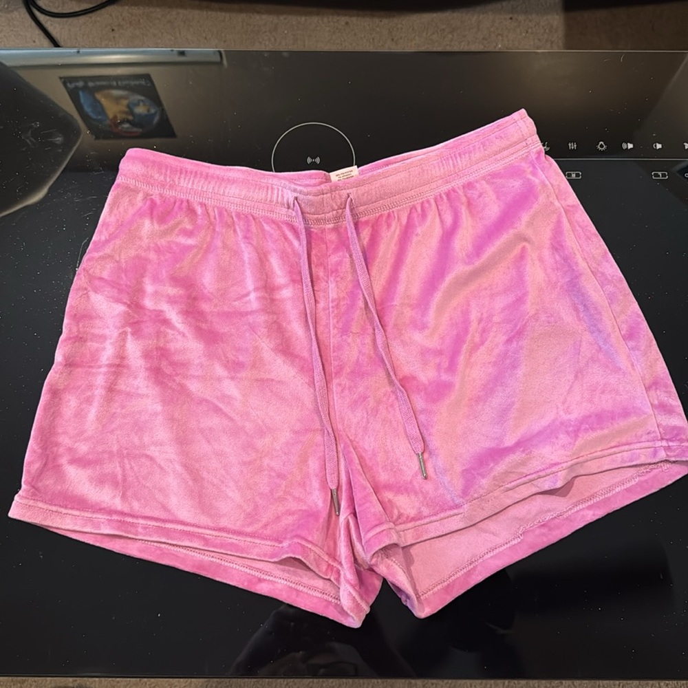 Juicy Couture Pink Pajama Set Plush Long-Sleeve Top and Shorts - Picture 5 of 8